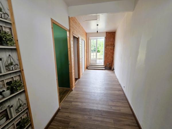 DOLUS D'OLÉRON (17) emplac n°1 en coeur de ville, A Louer Local/Bureau de 73m² donc 45m² de surface commerciale