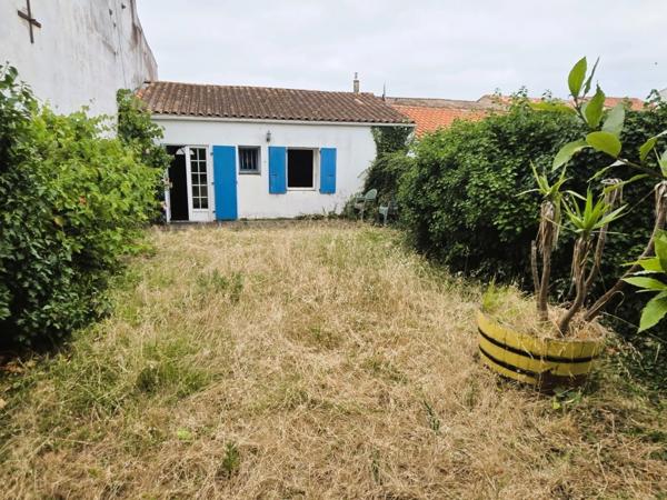 DOLUS D'OLÉRON (17) emplac n°1 en coeur de ville, A Louer Local/Bureau de 73m² donc 45m² de surface commerciale
