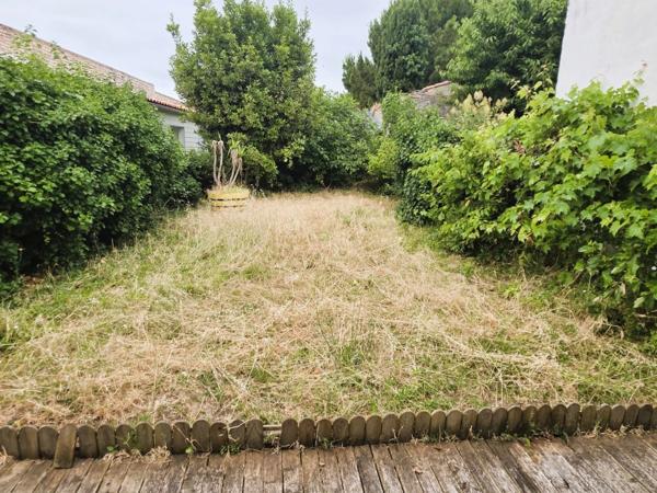 DOLUS D'OLÉRON (17) emplac n°1 en coeur de ville, A Louer Local/Bureau de 73m² donc 45m² de surface commerciale