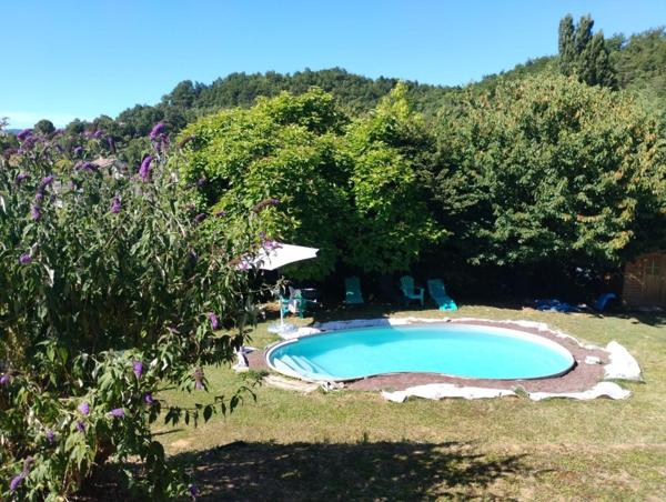 Jolie maison sur les hauteurs du village avec double garage et sous-sol total.