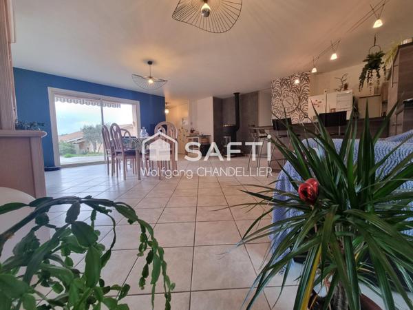 Jolie maison sur les hauteurs du village avec double garage et sous-sol total.