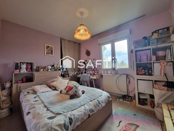 Jolie maison sur les hauteurs du village avec double garage et sous-sol total.