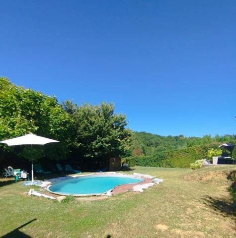 Jolie maison sur les hauteurs du village avec double garage et sous-sol total.