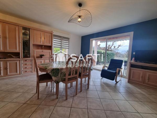 Jolie maison sur les hauteurs du village avec double garage et sous-sol total.