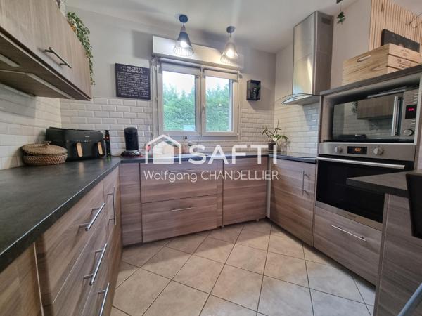 Jolie maison sur les hauteurs du village avec double garage et sous-sol total.