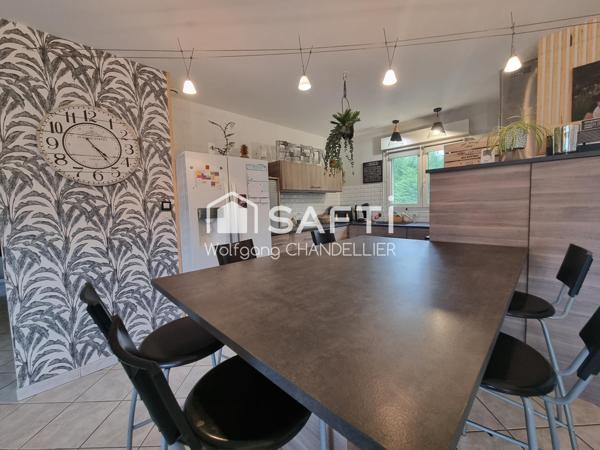 Jolie maison sur les hauteurs du village avec double garage et sous-sol total.