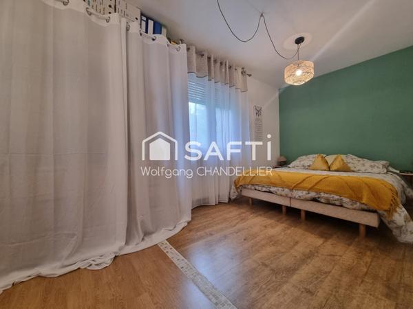 Jolie maison sur les hauteurs du village avec double garage et sous-sol total.