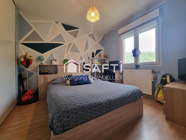 Jolie maison sur les hauteurs du village avec double garage et sous-sol total.