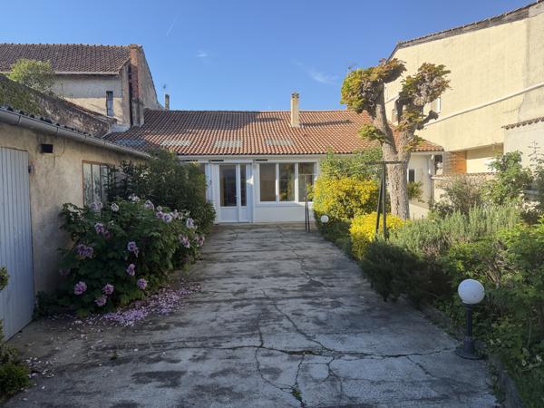 Villeneuve-sur-Lot (47300) Villeneuve sur lot, maison de ville de plain-pied avec garage et jardin