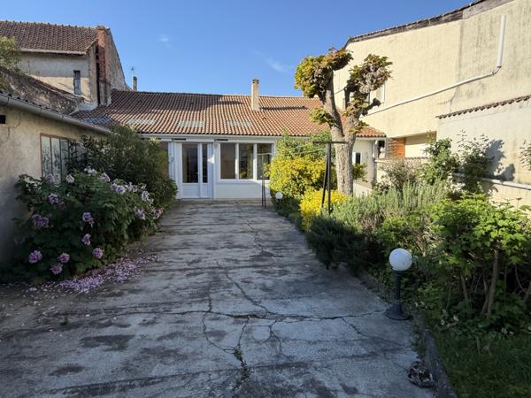 Villeneuve-sur-Lot (47300) Villeneuve sur lot, maison de ville de plain-pied avec garage et jardin