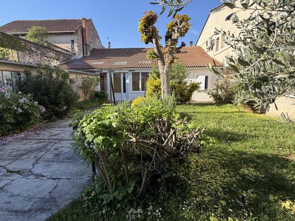 Villeneuve-sur-Lot (47300) Villeneuve sur lot, maison de ville de plain-pied avec garage et jardin