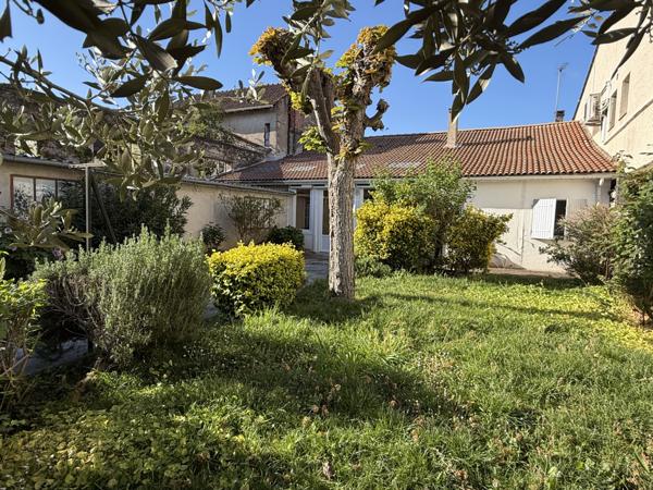 Villeneuve-sur-Lot (47300) Villeneuve sur lot, maison de ville de plain-pied avec garage et jardin
