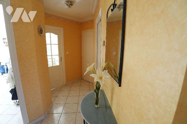 Maison de plain pied, 2 chambres, terrasse, garage et jardin.