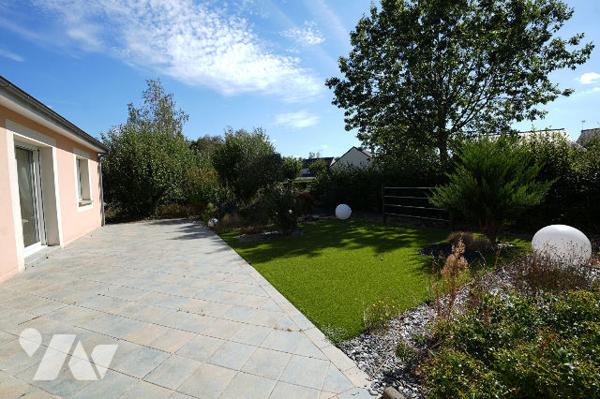 Maison de plain pied, 2 chambres, terrasse, garage et jardin.
