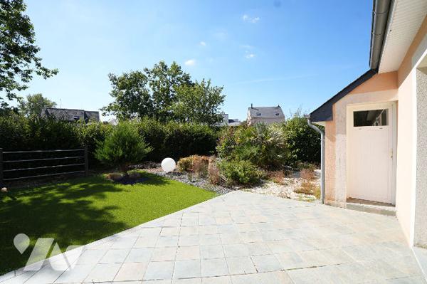 Maison de plain pied, 2 chambres, terrasse, garage et jardin.