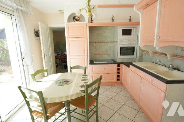 Maison de plain pied, 2 chambres, terrasse, garage et jardin.
