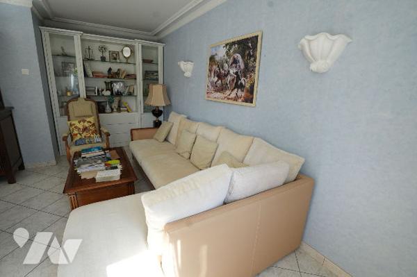 Maison de plain pied, 2 chambres, terrasse, garage et jardin.