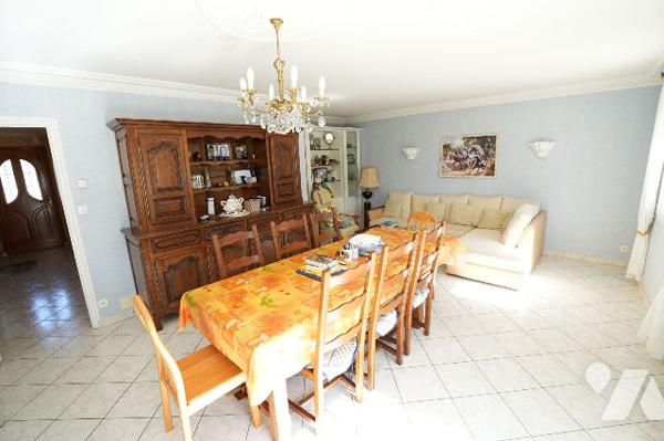 Maison de plain pied, 2 chambres, terrasse, garage et jardin.