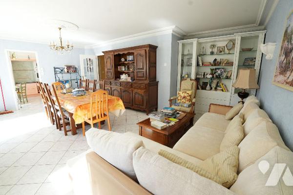 Maison de plain pied, 2 chambres, terrasse, garage et jardin.