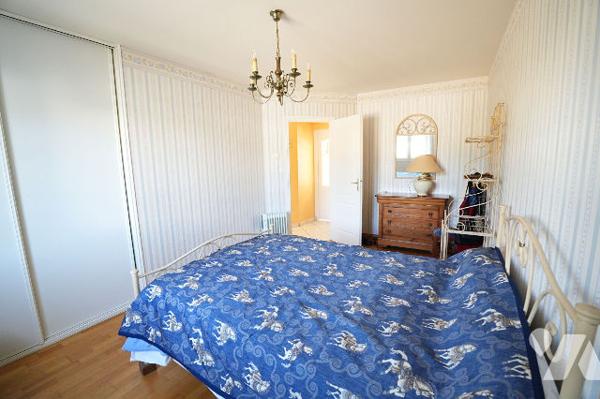 Maison de plain pied, 2 chambres, terrasse, garage et jardin.