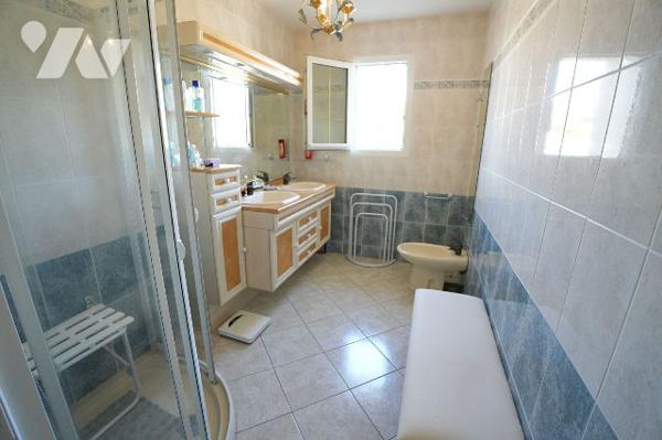 Maison de plain pied, 2 chambres, terrasse, garage et jardin.