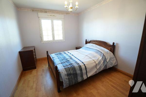 Maison de plain pied, 2 chambres, terrasse, garage et jardin.