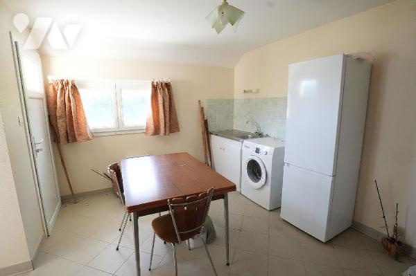 Maison de plain pied, 2 chambres, terrasse, garage et jardin.