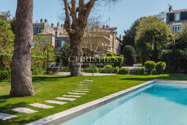 Saint-Genès – Hôtel particulier, piscine, dépendance, garages