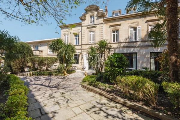 Saint-Genès – Hôtel particulier, piscine, dépendance, garages