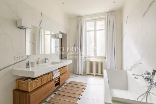 Saint-Genès – Hôtel particulier, piscine, dépendance, garages