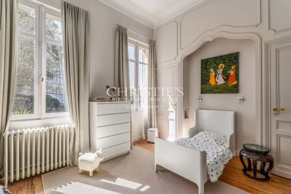 Saint-Genès – Hôtel particulier, piscine, dépendance, garages