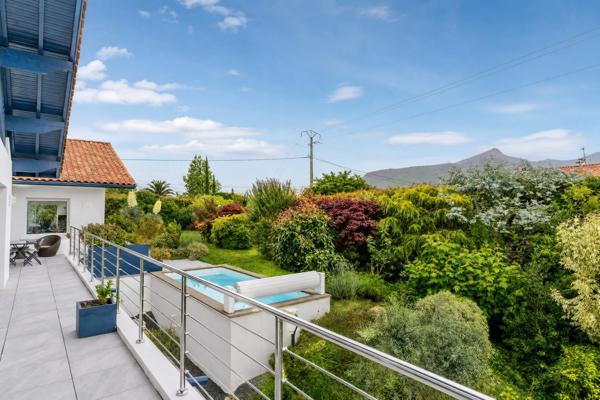 Propriété familiale de 295 m² avec piscine, vue Rhune et parc paysager de 3 000 m²