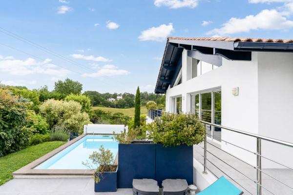 Propriété familiale de 295 m² avec piscine, vue Rhune et parc paysager de 3 000 m²