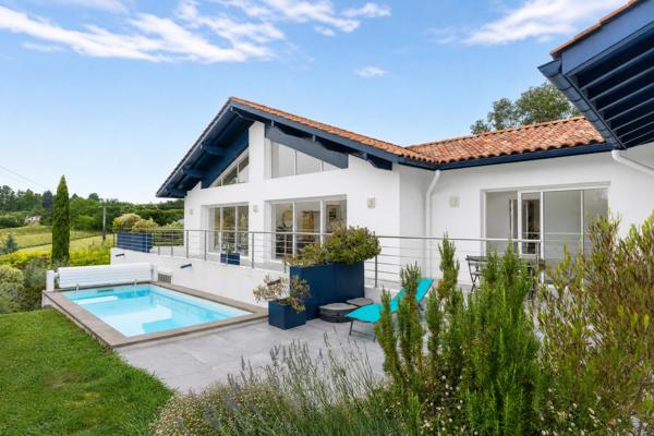 Propriété familiale de 295 m² avec piscine, vue Rhune et parc paysager de 3 000 m²