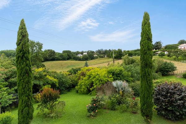 Propriété familiale de 295 m² avec piscine, vue Rhune et parc paysager de 3 000 m²