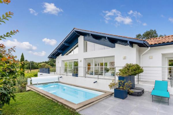 Propriété familiale de 295 m² avec piscine, vue Rhune et parc paysager de 3 000 m²