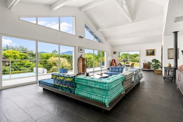 Propriété familiale de 295 m² avec piscine, vue Rhune et parc paysager de 3 000 m²