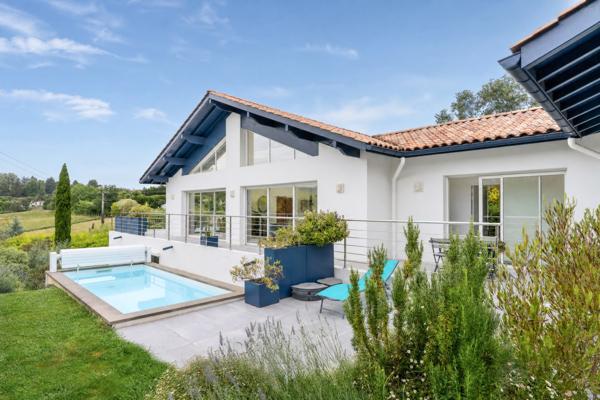 Propriété familiale de 295 m² avec piscine, vue Rhune et parc paysager de 3 000 m²