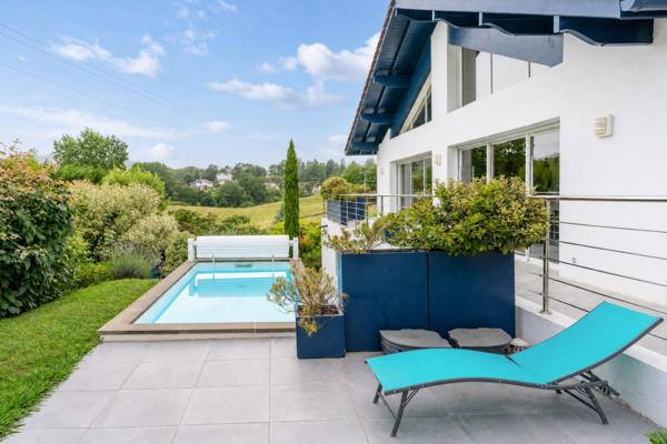 Propriété familiale de 295 m² avec piscine, vue Rhune et parc paysager de 3 000 m²