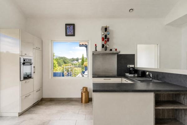 Propriété familiale de 295 m² avec piscine, vue Rhune et parc paysager de 3 000 m²