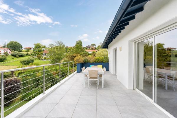 Propriété familiale de 295 m² avec piscine, vue Rhune et parc paysager de 3 000 m²