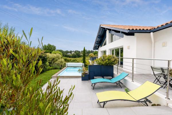 Propriété familiale de 295 m² avec piscine, vue Rhune et parc paysager de 3 000 m²
