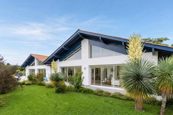 Propriété familiale de 295 m² avec piscine, vue Rhune et parc paysager de 3 000 m²