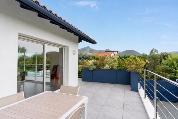 Propriété familiale de 295 m² avec piscine, vue Rhune et parc paysager de 3 000 m²