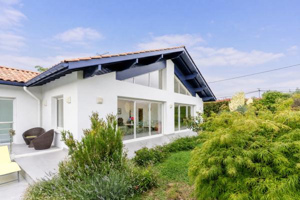 Propriété familiale de 295 m² avec piscine, vue Rhune et parc paysager de 3 000 m²