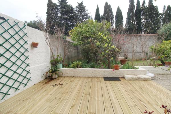 Villa 3 faces de type 5 sur une parcelle arborée.