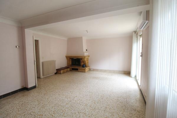 Villa 3 faces de type 5 sur une parcelle arborée.