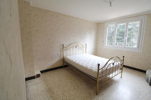 Villa 3 faces de type 5 sur une parcelle arborée.