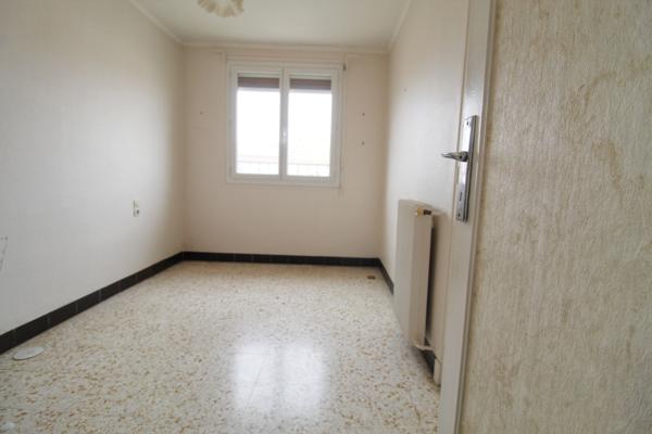 Villa 3 faces de type 5 sur une parcelle arborée.