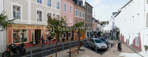 Emplacement privilégié au centre du Palais, à seulement 300 m de la place du marché.

Au cœur du Palais, port principal et chef-lieu de Belle-Île-en-Mer, découvrez cet immeuble de rapport idéalement situé, à proximité immédiate des commerces et de toutes les commodités.
L’immeuble bénéficie d’une configuration particulièrement intéressante avec 6 lots exploités en location, permettant de bénéficier de revenus locatifs diversifiés :
1 local commercial avec arrière-boutique, actuellement loué
4 appartements T2, tous loués en meublés à l’année
1 studio, exploité en location saisonnière, avec environ 180 nuits de location par an.

Les appartements sont soigneusement aménagés, bien équipés et joliment décorés. L’ensemble est entretenu et permet une exploitation immédiate.

LES ATOUTS

✓ Emplacement central et recherché
✓ À 300 m de la place du marché
✓ Commerces et services à proximité immédiate
✓ Local commercial loué
✓ 4 T2 en location meublée
✓ Studio en location saisonnière
✓ Revenus locatifs diversifiés
✓ Immeuble en bon état
✓ Rentabilité immédiate

Un bien particulièrement adapté à un investisseur à la recherche d’un patrimoine immobilier à Belle-Île-en-Mer, avec une exploitation locative déjà en place.

Pour plus d’informations, renseignements complémentaires sur les revenus locatifs ou pour organiser une visite, n’hésitez pas à prendre contact avec Edith L’Honoré